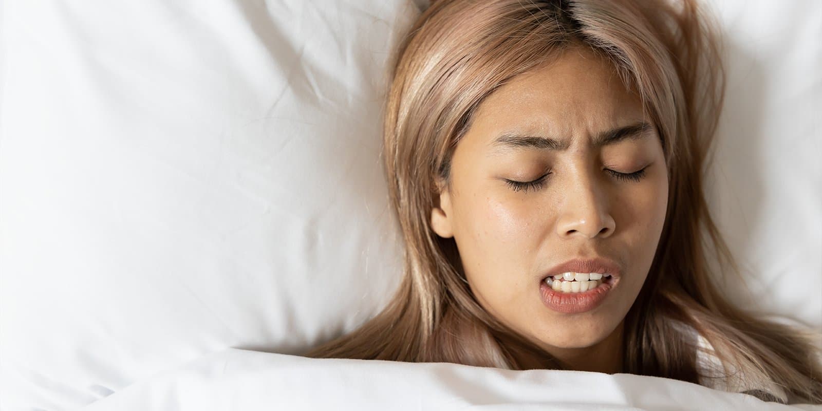 女性が歯軋りをしている様子